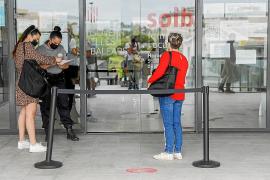 Alguns ciutadans fent cua per entrar a una oficina del Servei d’Ocupació de les Illes Balears.