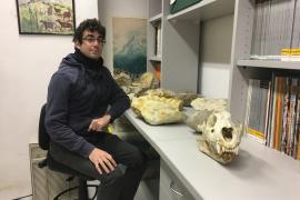 Rafel Matamales en un dels espais del Museu de Ciències Naturals dedicat a col·leccions.