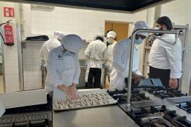 Els alumnes de cuina de l’IES elaboren productes nadalencs.