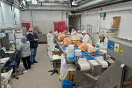 Els usuaris elaboren la confitura al nou local situat al camí de cas Jurat.