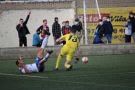 L'accioó del més probable penal comés pel porter del Mercadal sobre Esteve que l'àrbitre no xiulà.