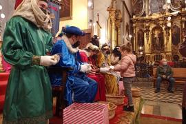 Els infants entreguen les cartes als Patges del Reis d'Orient