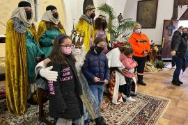 L'església del Port acull als Reis Mags d'Orient per mor de la pluja