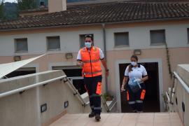 107 CASOS DE COVID 19 EN LA RESIDENCIA BELL ENTORN. IMAGEN DE UNA AMBULANCIA EN EL CENTRO.