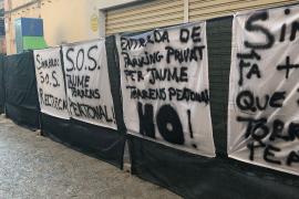 Comerciants i veïnats de Jaume Torrens protesten amb pancartes perquè la via sigui peatonal