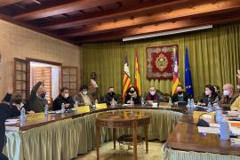 L’oposició i el soci de govern Sebastià Aguiló, alçaren la mà a favor de revisar la llicència d’obres.