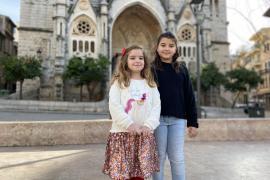 D’esquerra a dreta, Carla Lorente (7 anys) i Martina Colom (8 anys) van al col·legi Sant Vicenç de Paül.