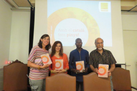 'Amb el català, fem pinya!' recull 14 experiències vitals sobre el procés d'arrelament a la nostra societat