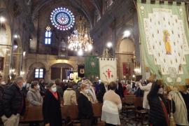 L'acte del Pregó es va iniciar amb la desfilada de les banderes de les confraries.