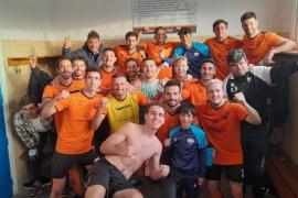 Celebrant la victòria al vestior. F: CF Sóller