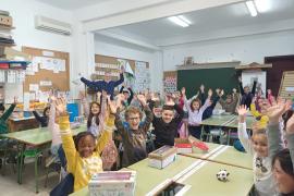 Alumnes de primer de primària sense mascareta a l'aula.