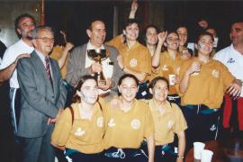 Celebració del títol de campiones de Balears i l’ascens a 1ªB l’any 1998 del Joventut Mariana sènior.