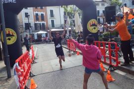 Joan Navarro creuant la línia d'arribada.