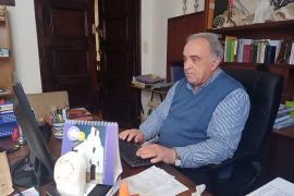 Miquel Mulet celebra l’eucaristia dels diumenges davant la pantalla, convertint-la en multimèdia.