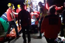 Moment en què els sanitaris atenen l'home.