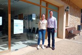 Catalina Morell i Llorenç Galmés davant la unitat bàsica de Fornalutx.