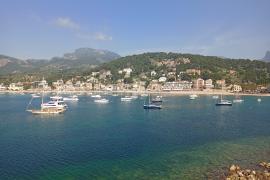 Cada estiu uns 100 vaixells fondegen al Port.