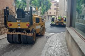 Dimecres els operaris acabaven les tasques d’asfaltat a la plaça Antoni Maura.