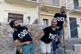 Els tres participants s’han fet camisetes amb el nom del grup amb què participen al programa.