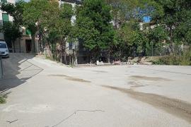 L’aparcament s’ha usat per tenir-hi el material d’obra.