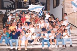 Gran celebració davant nombrós públic que es concentrà per felicitar els jugadors.