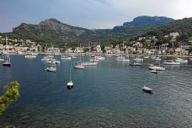 Un gran nombre d’embarcacions fondegen a la badia sobretot durant els mesos d’estiu.