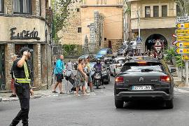 A diari es formen llargues cues de vehicles al centre que col·lapsen Sóller.