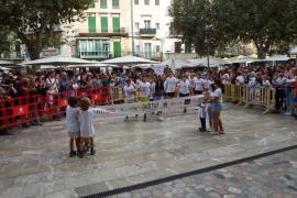 Moment de l'arribada a Plaça amb els jugadors del Mariana. Tòfol ha rebaixat 6 hores el temps de fer la doble Serra de Tramuntana.