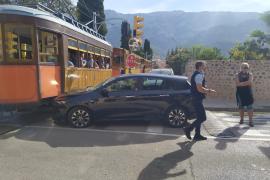 Un cotxe xoca amb el tramvia a l'alçada del pas de la Calatrava
