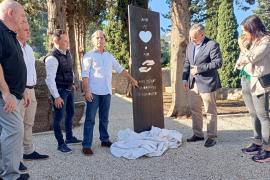 Salvador Martínez mostra la seva obra.