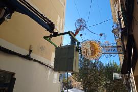 L'Ajuntament instal·la els llums de Nadal
