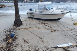 Una de les embarcacions damunt l'arena del Port.