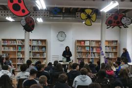 Els joves de l'Institut, atents durant la xerrada oferida per Nadia Ghulam.