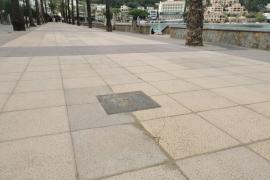 Imatge del mal estat en què es troben les rajoles del passeig de Can Repic.