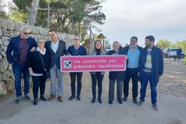 Les autoritats amb M. Eugènia Jaume i Gabriel Oliver al centre.