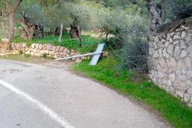 Tiren a terra el senyal que indica que la carretera va ser feta per presos
