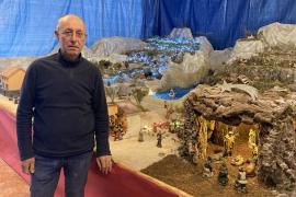 Joan Far posa per aquest reportatge davant el betlem gegant que ha creat al garatge de casa seva.