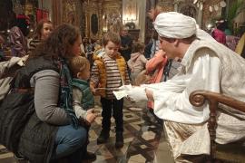 Els infants entreguen la carta al patge.