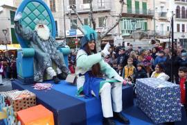 Una allau d’infants reben els Reis d’Orient amb il·lusió