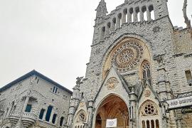 El banc i la Parròquia són dos dels edificis més emblemàtics d’aquest estil.