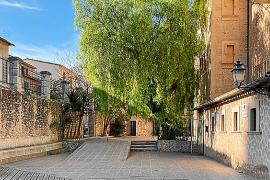 Imatge del pati interior de les Escolàpies on s’eliminarà el pàrquing.