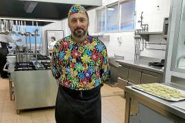 Juan Antonio Fernández a la cuina de l’Institut, amb alguns dels seus alumnes.