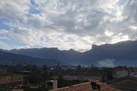 De moment està prohibit col·locar panells solars damunt la coberta inclinada.