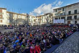 Els infants dels centres escolars s'han mostrat molt implicats durant l'acte.