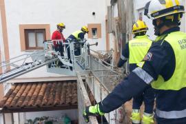 El balcó d'un segon pis s'enfonsa sobre un altre a sa Roca Roja