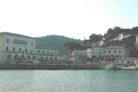 Imatge de l’ antic edifici de la Base del Port reconvertit des de fa uns anys. Actualment, la zona és un espai diàfan.