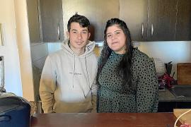 Maria del Mar Company i Guillem Reynés al seu pis de lloguer.