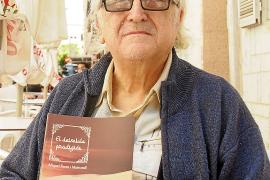 Imatge de Miquel Ferrà amb el segon llibre de la seva trilogia que publicà fa quasi dos anys.