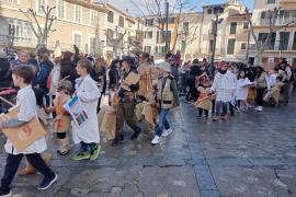 Alumnes d eprimària disfressats de científics.