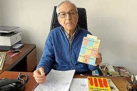 Bartomeu Colom amb un exemplar del ‘seu’ Estatut d’Autonomia.